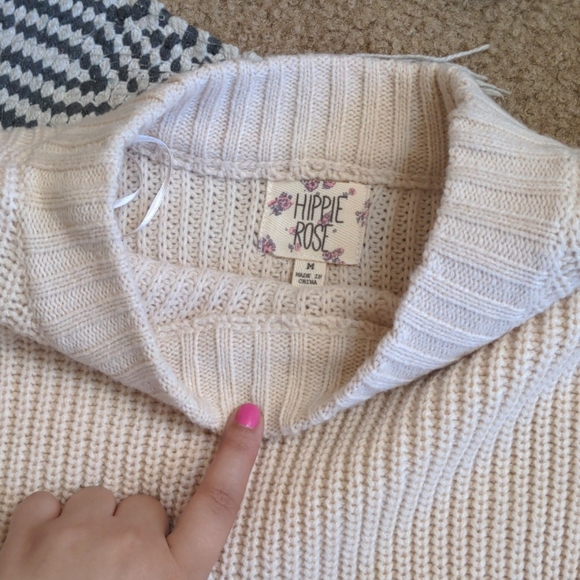 🌼Medium Cream Knitted Sweater🌼 - Picture 4 of 8